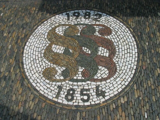 Bürgersteigpflasterung aus gespaltenen Rheinkiesel