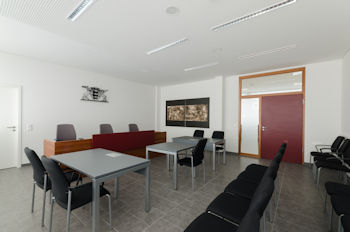 Das Bild zeigt einen Sitzungssaal. Das Bild zeigt einen Sitzungssaal.