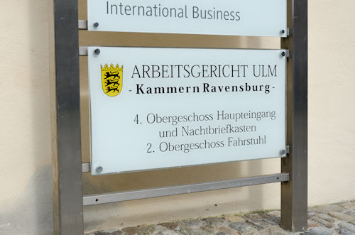 Bild zeigt Schild mit Angaben zu den Kammern Ravensburg des Arbeitsgerichts Ulm