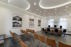 Foto eines Sitzungssaals im 1. OG Foto eines Sitzungssaals im 1. OG