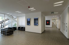 Foto zeigt den Eingangsbereich des Arbeitsgerichts Heilbronn Das Foto zeigt den Eingangsbereich des Arbeitsgerichts Heilbronn vor den Sitzungssälen sowie den Treppenaufgang.