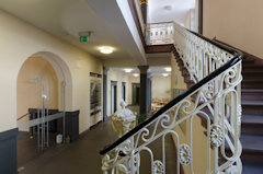 Bild des Wartebereichs im Foyer im Erdgeschoss. Bild des Wartebereichs im Foyer im Erdgeschoss.