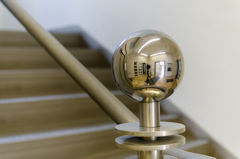 Bild zeigt das ausgefallenen Geländer des Treppenaufganges.