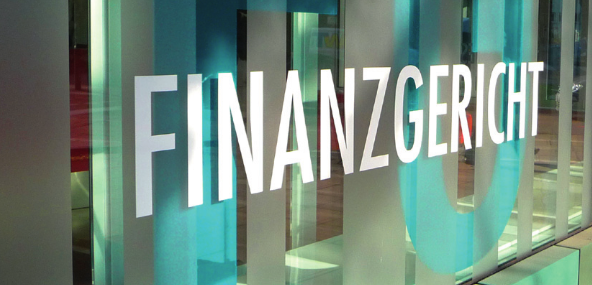 Das Bild zeigt das Wort Finanzgericht an der Scheibe des Gerichtsgebäudes