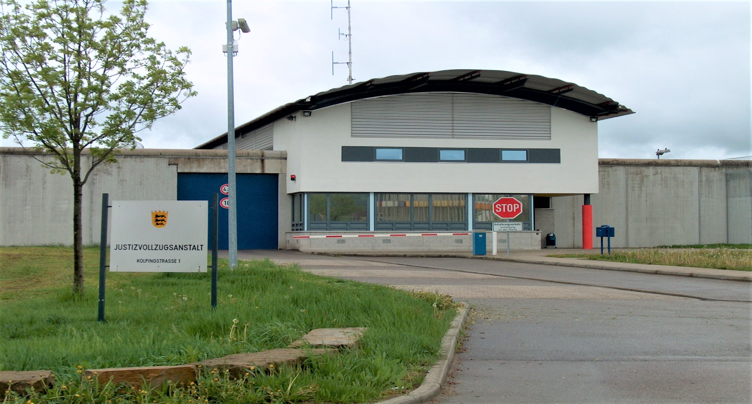Gang mit Haftraumtüren innerhalb einer Justizvollzugsanstalt