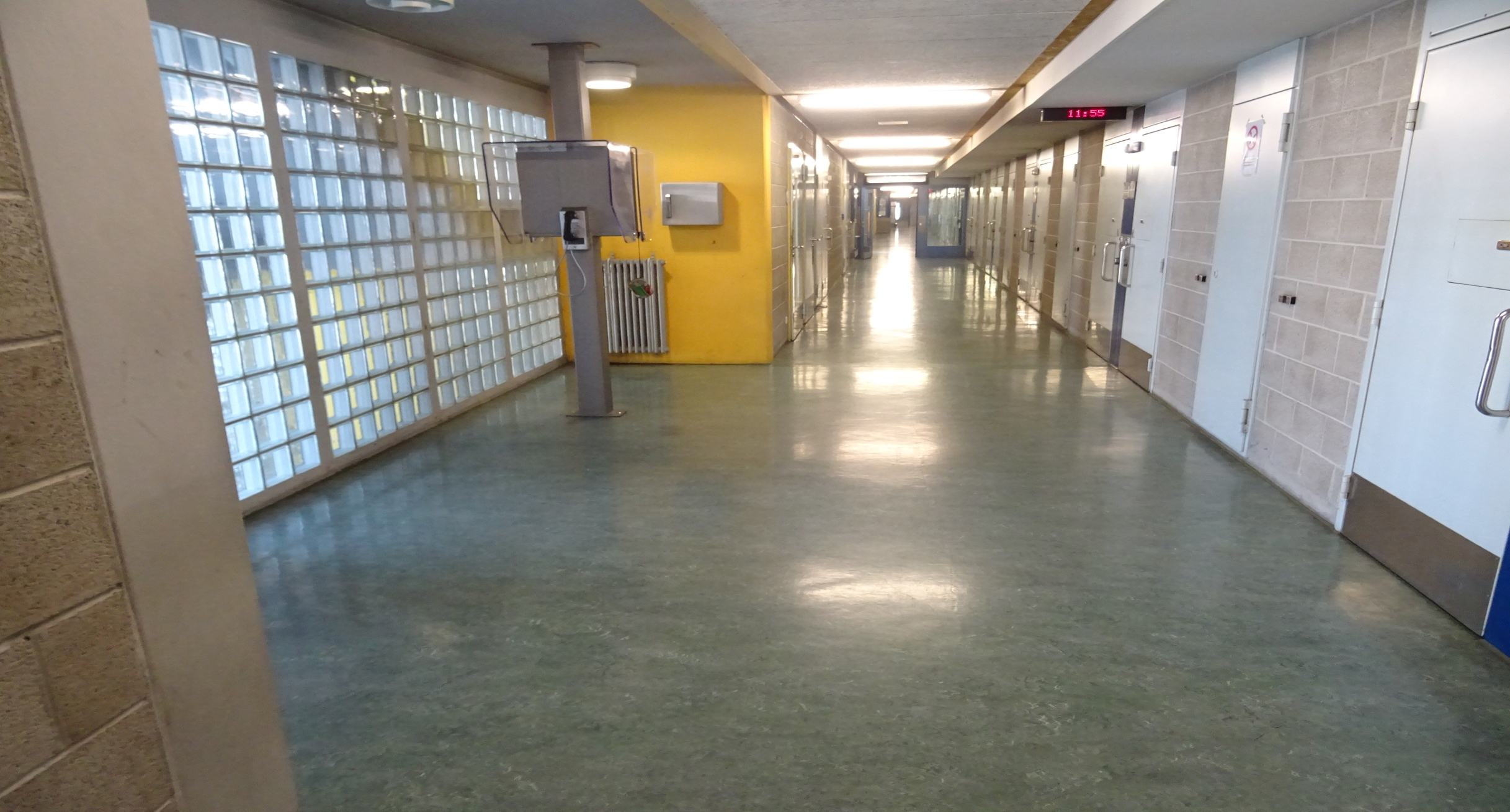 Flur eines Hafthauses der JVA Schwäbisch Hall