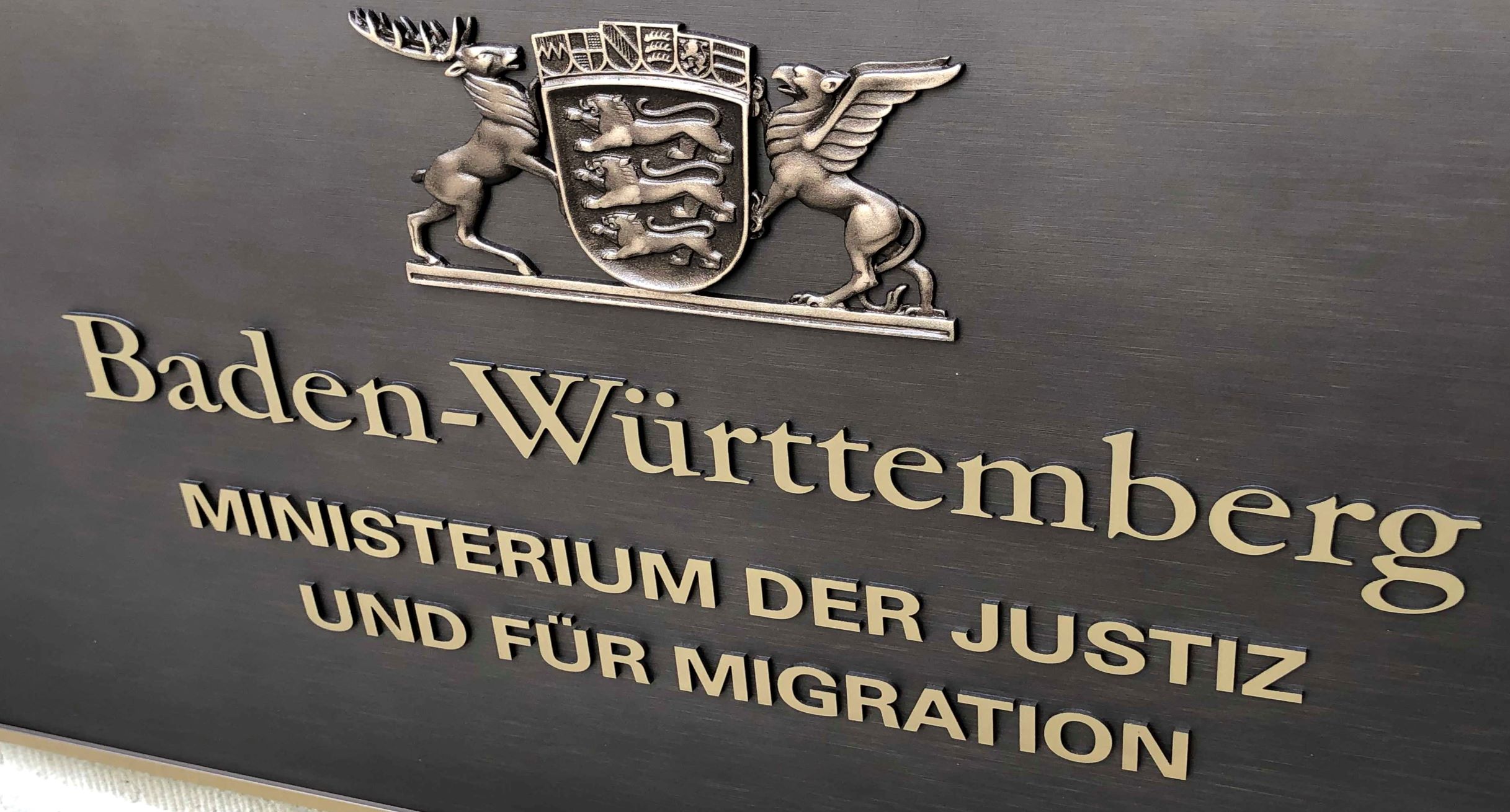 Schild Ministerium der Justiz und für Migration 