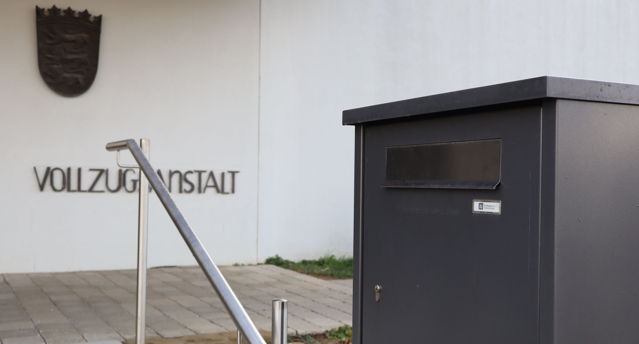 Briefkasten vor dem Eingang der JVA